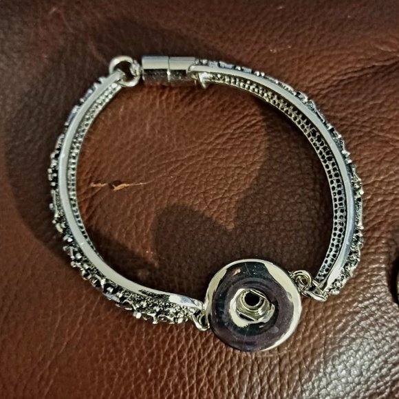 Beautiful Snap Button Bracelet - Picture 1 of 5